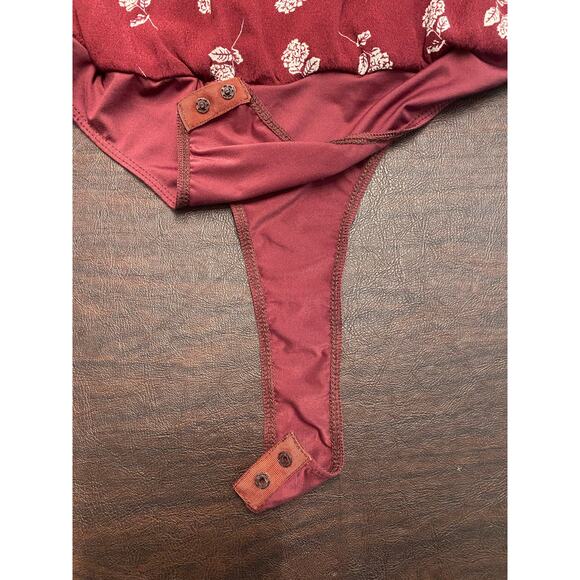 Red White Floral Bell Sleeve Deep Vneck Bodysuit Size Large Romantic‎ Girly - Picture 6 of 10